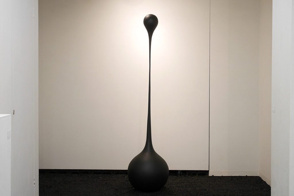 "気配/Presence 1" 2025 陶・墨・モルタル h1680 w340 d340mm